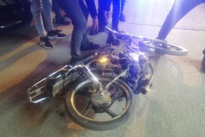 14 yaşındaki motosiklet sürücüsünün akrobasi tutkusu kazaya neden oldu: 2 yaralı