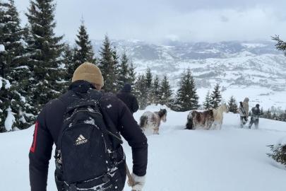 2 bin 100 rakımlı kışlada aylarca kar altında mahsur kalan atları köyün gençleri kurtardı
