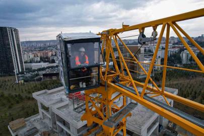 20 yaşındaki kule vinç operatörü olan genç kız, ekmeğini gökyüzünde kazanıyor