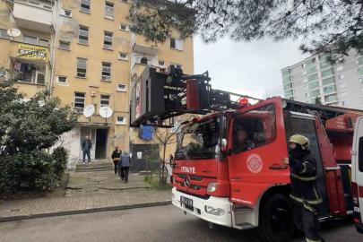 3 yaşındaki çocuğun yaktığı battaniye yangına yol açtı: 3 kişi dumandan etkilendi