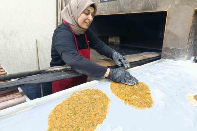 4 çocuk annesini gören şaşırıyor: Elinde küreği lahmacun ustalığı yapıyor