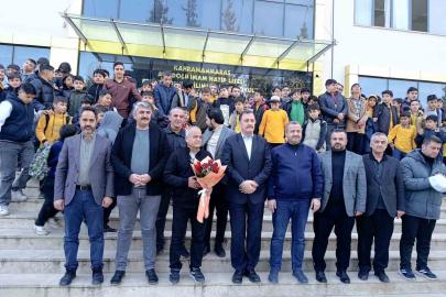 40 yıllık öğretmen duygusal törenle emekliye uğurlandı