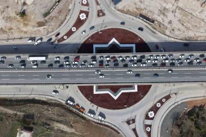 43 ilin geçiş noktasında yoğun trafik: Kilometrelerce araç kuyruğu havadan görüntülendi
