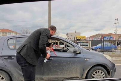 90 yaşındaki ninesiyle şiddete dikkat için Düzce’yi dolaştı