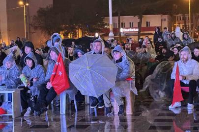 A Milli Futbol Takımı’na yağmur altında destek