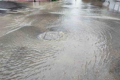 Adana’da içme suyu borusu patladı, cadde göle döndü