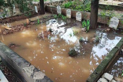 Adana’da mezarlık sular altında kaldı, vatandaşlar mezara poşetle girdi