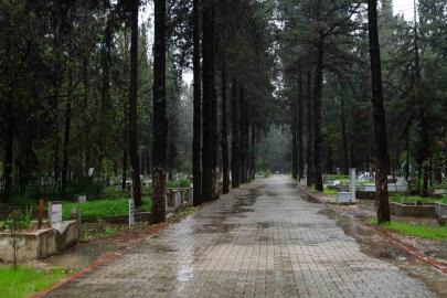 Adana’da şiddetli yağış nedeniyle arife günü mezarlıklar boş kaldı