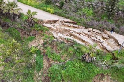 Adana’da yağmur heyelana neden oldu, yol çöktü