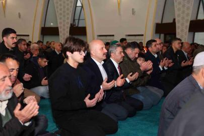 Adıyaman’da bayram namazı sonrası protokol vatandaşlarla bayramlaştı