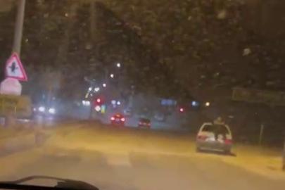Adıyaman’da tepki çeken görüntü: Seyir halindeki otomobilin bagaj kısmına oturarak ilerledi
