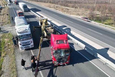 Afyonkarahisar’da tır yolcu minibüsüne çarptı: 11 yaralı