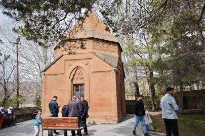 Ahlat’taki türbeye bayramda ziyaretçi akını