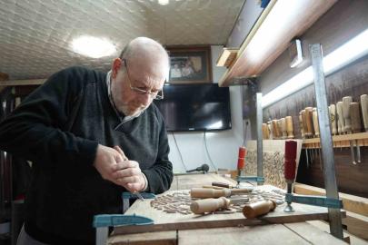 Ailesinin asırlık sanatını evinin kilerinde yaşatıyor: Ayetleri ahşaba ilmek ilmek işliyor