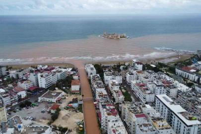 Akdeniz’e akan sel suları Kızkalesi çevresini kahverengiye bürüdü
