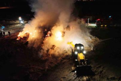 Aksaray’da tonlarca saman balyası alev alev yandı: o anlar dron kamerasında