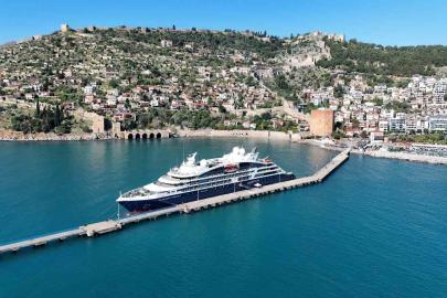 Alanya’ya Fransız bayraklı kruvaziyer demir attı