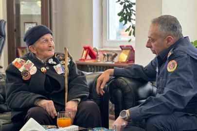 Albay Vanlı, 91 yaşındaki şehit babasını kapıda karşılayıp makamında ağırladı