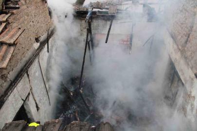 Alevler evi sardı, mahallede panik yaşandı