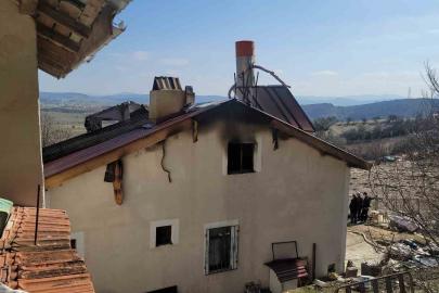 Alevlere çatıdan müdahale etmek isterken yaşamını yitirdi