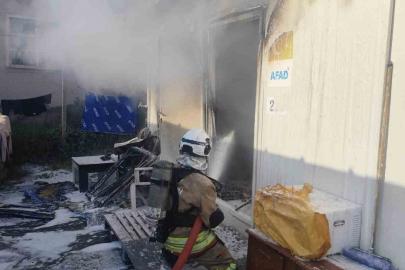 Alevlere teslim olan konteyner yanarak kullanılamaz hale geldi