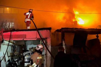 Alevlerin geceyi aydınlattığı yangında ev ve otomobil küle döndü