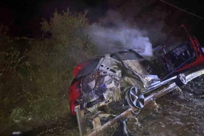 Alkollü sürücü bariyerlere çarptı, araç alev aldı