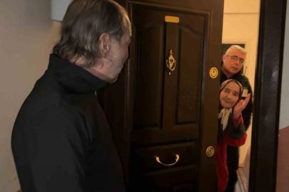 Alzheimer anne oğlunu unuttu, sokakta kalan oğlu için ekipler seferber oldu