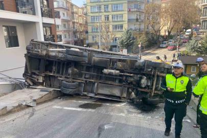 Ankara’da devrilen kamyonet güvenlik kamerasına yansıdı