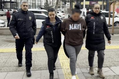 Annesinin sevgilisini bıçaklayan genç ve polise tokat atan annesi adliyede
