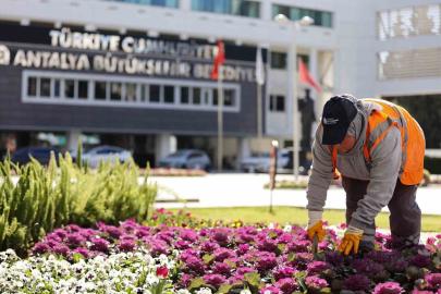 Antalya Büyükşehir Belediyesi ile şehre kadın eli değiyor