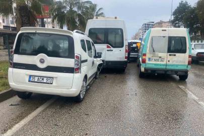 Antalya’da 4 araçlı zincirleme kaza: Araçta sıkışan yolcu itfaiye ekiplerince çıkartıldı
