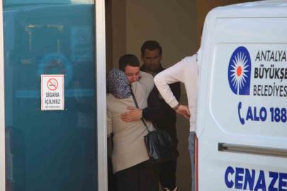 Antalya’da bariyerlere çarpan motosikletli hayatını kaybetti