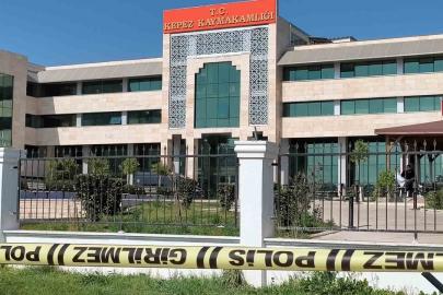 Antalya’da Kaymakamlık binasında ateş açtı, kendisini odaya kilitledi