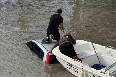 Antalya’da kontrolden çıkan otomobil ırmağa uçtu