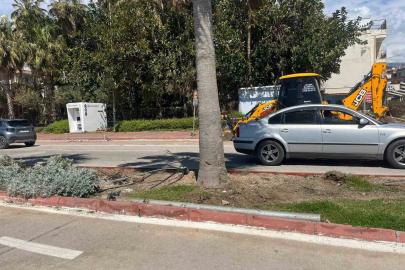 Antalya’da otomobil elektrik direğine çarptı: 2 yaralı