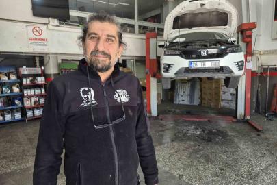 Araç içerisinde sıkışan yavru kediyi tamirhanede çırak sahiplendi