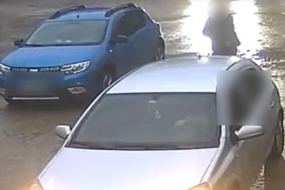 Aracın altında kalmaktan son anda kurtuldu