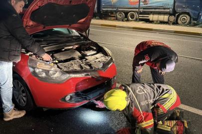 Aracın motoruna giren tilki ekiplerce kurtarıldı