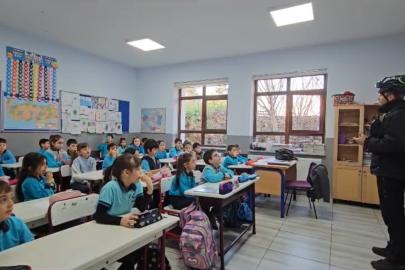 Arama kurtarma köpeği Tipo, öğrencilerin gözdesi oldu