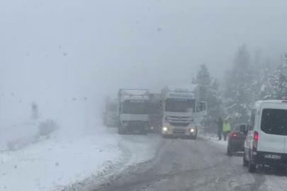 Ardahan’da kar yağışı trafiği aksatıyor