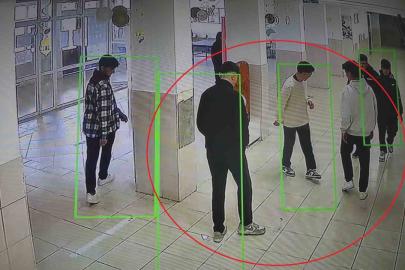 Arkadaşlarının top olarak oynadığı boş pet şişeyi çöpe atan kız öğrenci çevre duyarlılığıyla taktir topladı