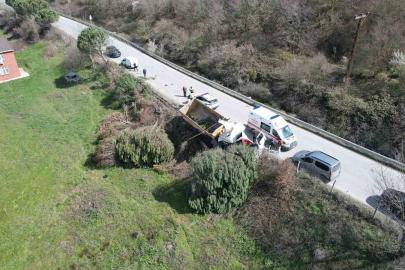 Arnavutköy’de hafriyat kamyonu çayırlık alana uçtu, ağaçların devrildiği alan havadan görüntülendi