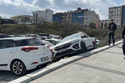 Arnavutköy’de park etmek isterken araçların üzerine çıktı