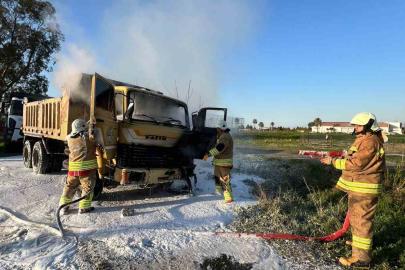 Arsuz’da kamyonet alevlere teslim oldu