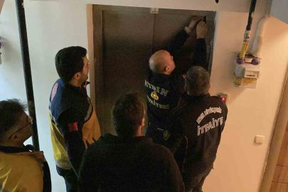 Asansörde mahsur kalanların yardımına itfaiye ekipleri koştu