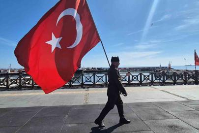 Askeri kıyafeti ve elinde Türk bayrağıyla İstanbul’dan Çanakkale’ye yürüyor