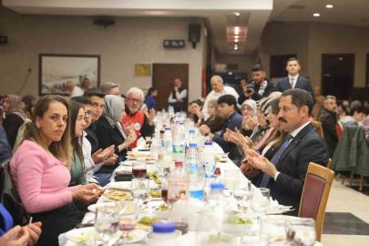 Asrın felaketinde öksüz ve yetim kalan çocuklar iftar sofrasında bir araya geldi