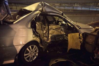 Ataşehir’de kontrolden çıkan otomobil bariyerlere ok gibi saplandı: 1 Ağır yaralı