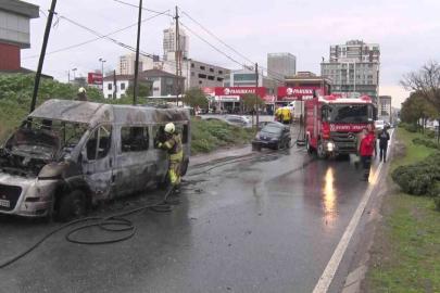 Ataşehir’de servis minibüsü yanarak küle döndü